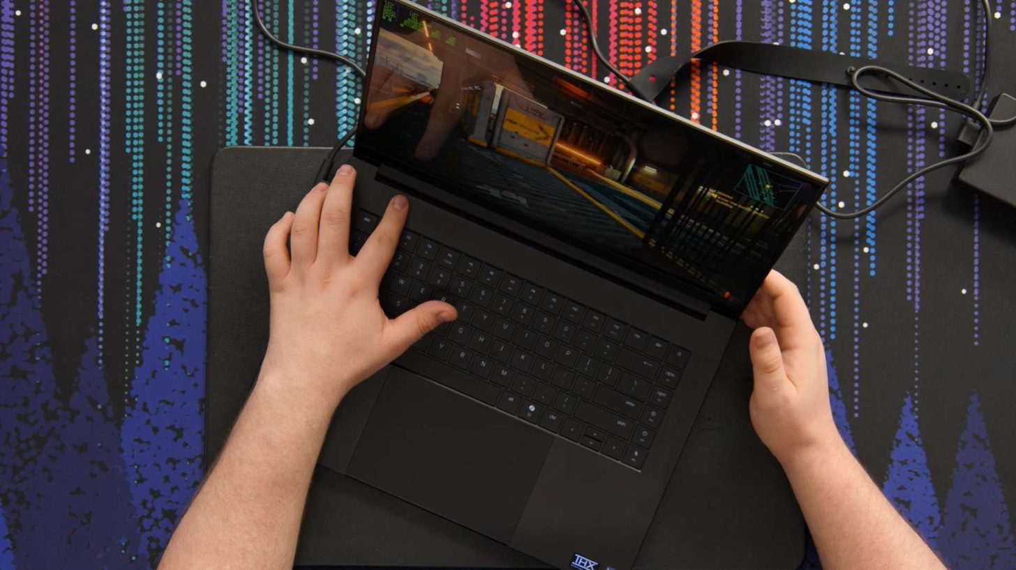 کپی‌کاریِ فاجعه‌بار؛ چرا Razer Blade 16 حتی از مک‌بوک پرو هم گران‌تر است؟